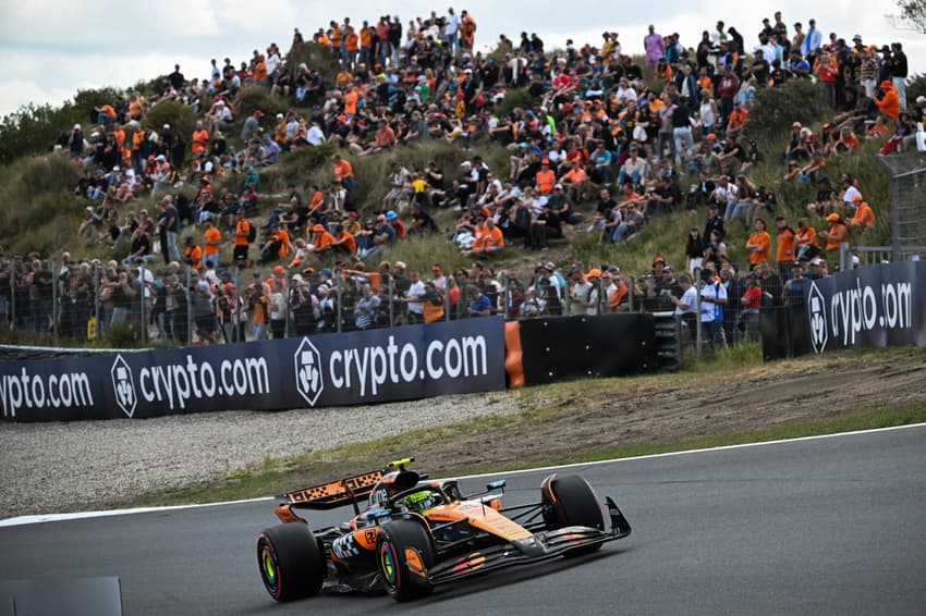 Lando Norris, da McLaren, em ação no primeiro treino do GP da Holanda (Foto: NICOLAS TUCAT / AFP)
