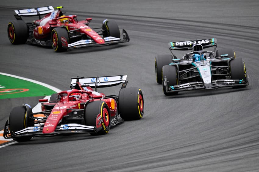 Charles Leclerc, George Russell e Lewis Hamilton em disputa no GP da Holanda pela F1 2025 (Foto: JOHN THYS / AFP)