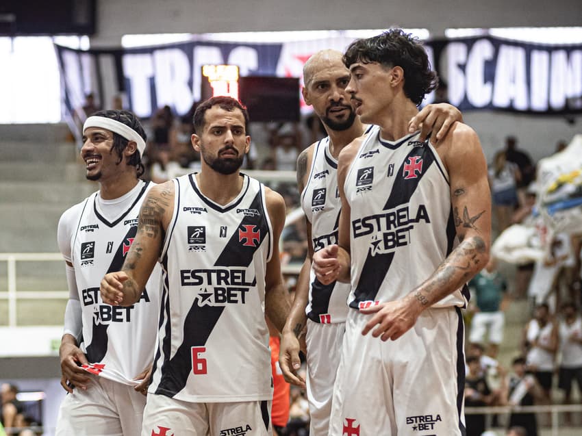 Jogadores do Vasco durante jogo contra São José pelos playoffs do NBB (Foto: Mauricio Almeida/R10 Score Vasco)