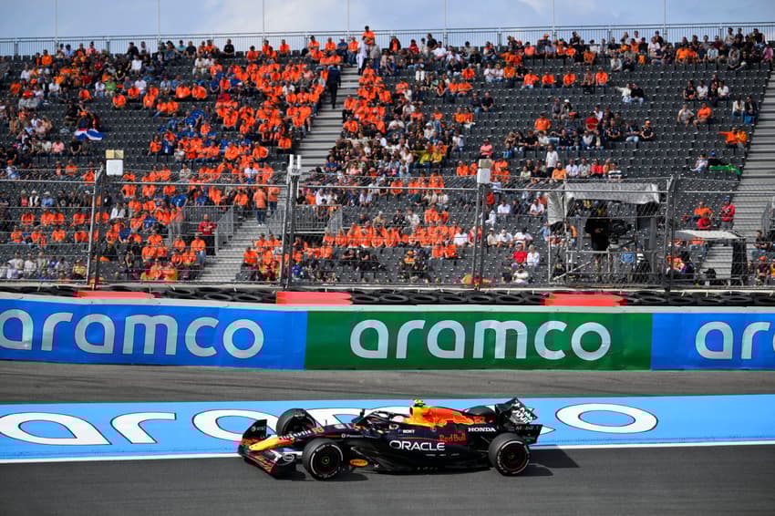 Max Verstappen, da Red Bull, em ação no primeiro treino do GP da Holanda (Foto: JOHN THYS / AFP)