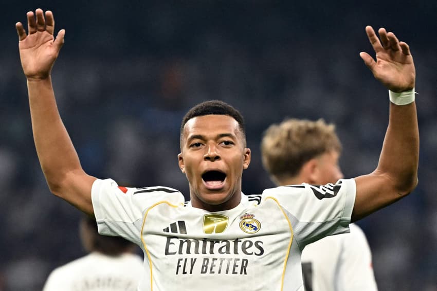 Mbappé comemora seu gol no jogo do Real Madrid contra o Osasuna
