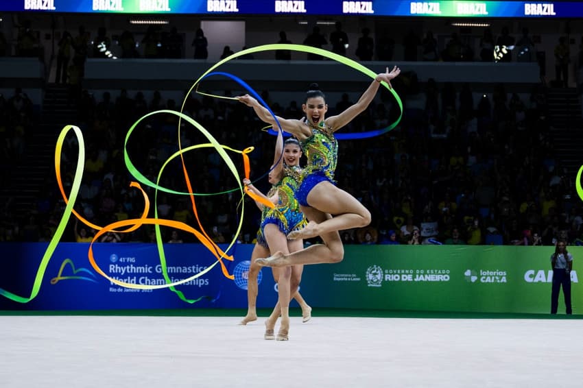 Conjunto do Brasil durante apresentação de simples no Mundial de Ginástica Rítmica (Foto: Ivan Carvalho / CBG)