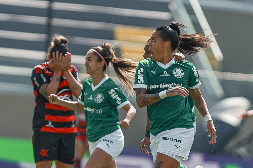 Brena comemora segundo gol do Palmeiras diante do Flamengo pelo Brasileirão Feminino. (Foto: Rebeca Reis/ Staff Images Woman/ CBF)