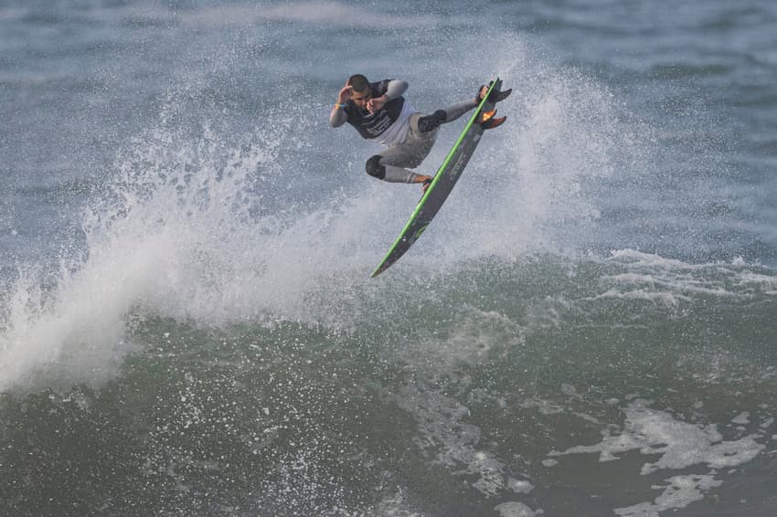 Pedro Scooby em ação no Itacoatiara Big Wave de 2025 (Foto: Pablo PORCIUNCULA / AFP)