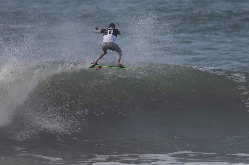 Pedro Scooby em ação no Itacoatiara Big Wave de 2025 (Foto: Pablo PORCIUNCULA / AFP)