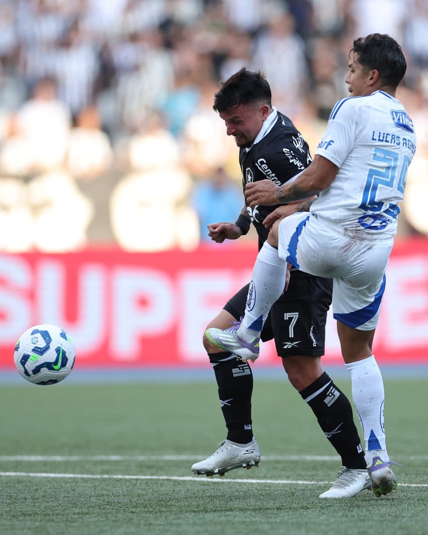 Artur disputa com Lucas Romero e pede pênalti para o Botafogo