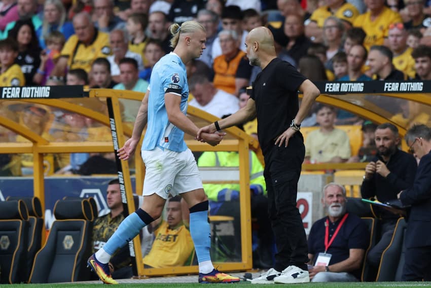 Manchester City's Spanish manager Pep Guardiola (R) reacts with Manchester City's Norwegian striker #09 Erling Haaland (L) as Haaland leaves the pitch after being substituted during the English Premier League football match between Wolverhampton Wanderers and Manchester City at the Molineux stadium in Wolverhampton, central England on August 16, 2025. (Photo by Darren Staples / AFP) / RESTRICTED TO EDITORIAL USE. NO USE WITH UNAUTHORIZED AUDIO, VIDEO, DATA, FIXTURE LISTS, CLUB/LEAGUE LOGOS OR 'LIVE' SERVICES. ONLINE IN-MATCH USE LIMITED TO 120 IMAGES. AN ADDITIONAL 40 IMAGES MAY BE USED IN EXTRA TIME. NO VIDEO EMULATION. SOCIAL MEDIA IN-MATCH USE LIMITED TO 120 IMAGES. AN ADDITIONAL 40 IMAGES MAY BE USED IN EXTRA TIME. NO USE IN BETTING PUBLICATIONS, GAMES OR SINGLE CLUB/LEAGUE/PLAYER PUBLICATIONS. /