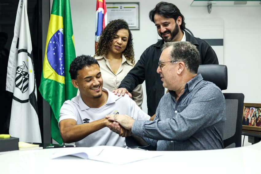 Ao lado da família e do presidente Marcelo Teixeira, Pepê celebra novo acordo com o Santos. (Foto: Reinaldo Campos/Santos FC)