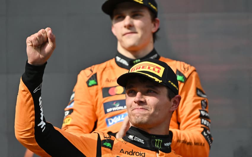 Lando Norris comemora vitória no GP da Hungria na F1 2025 (Foto: Attila KISBENEDEK / AFP)