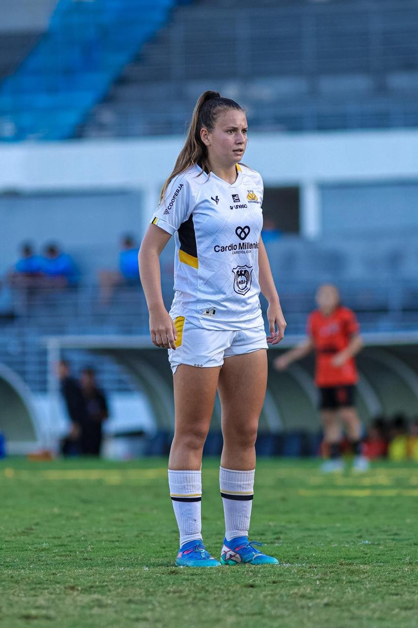 Raíssa comemora título com o Criciúma. (Foto: acervo pessoal)