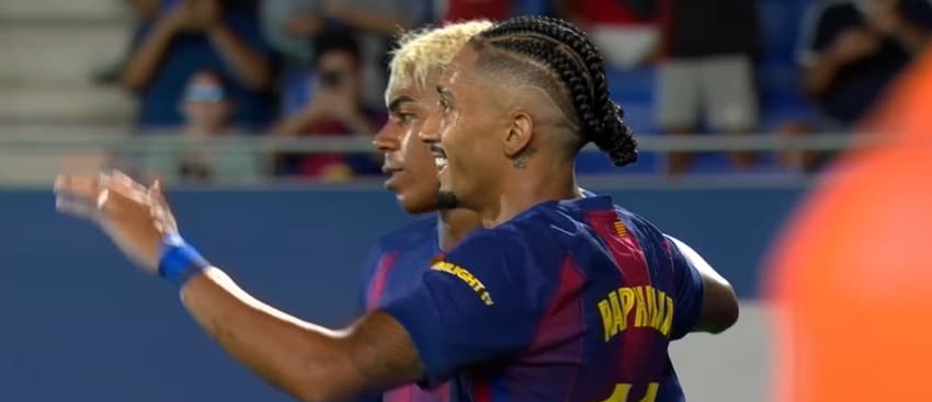 Raphinha comemora seu gol, ao lado de Lamine Yamal, contra o Como (Foto: Reprodução/ Barcelona FC)