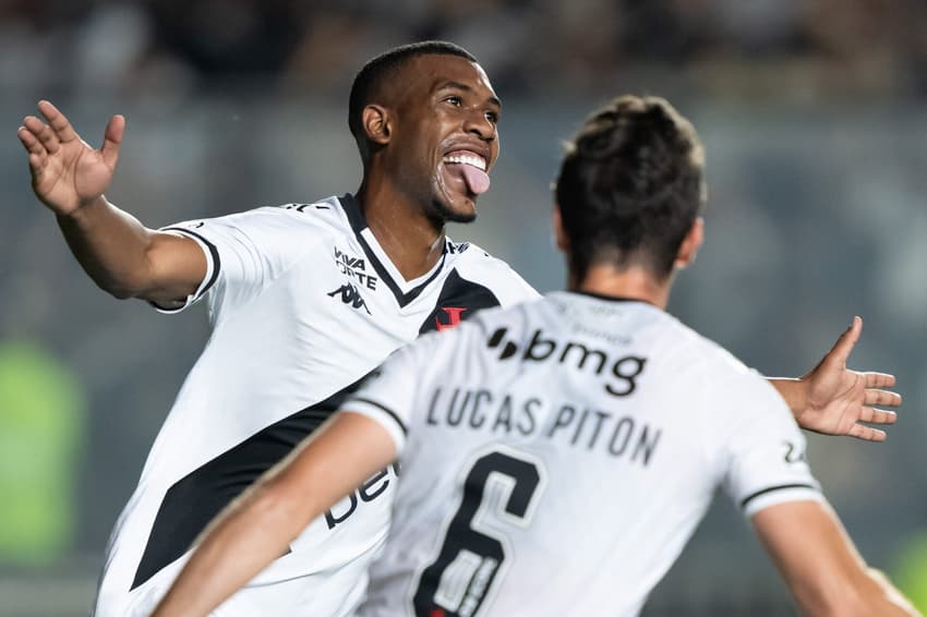 Rayan, jogador do Vasco, comemora seu gol durante partida contra o CSA em São Januário