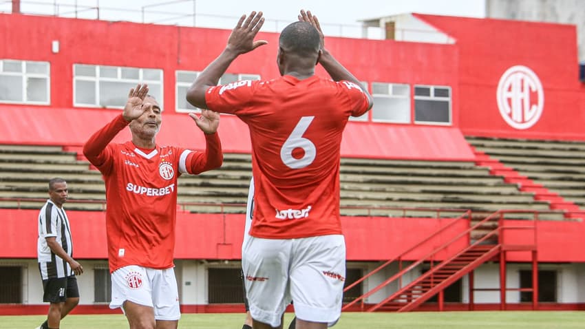Romário durante amistoso de Máster; Loterj está estampada nas costas da camisa 