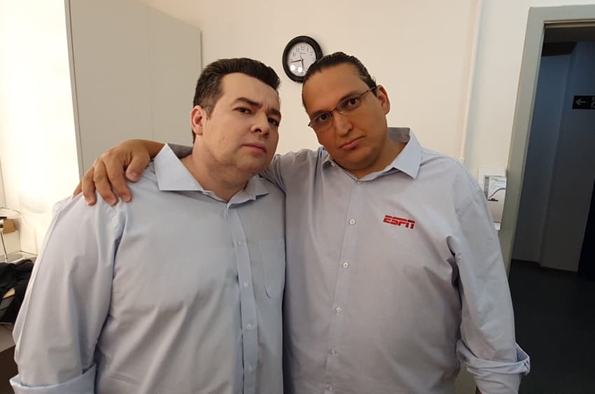 Narradores da NBA, Rômulo Mendonça e Ricardo Bucarelli em bastidores da ESPN (Foto: Reprodução/Twitter)