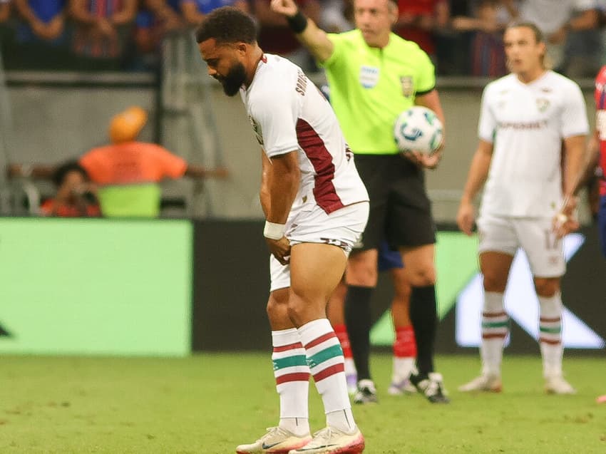 Samuel Xavier, do Fluminense, deixa o campo com dores na partida contra o Bahia pela Copa do Brasil