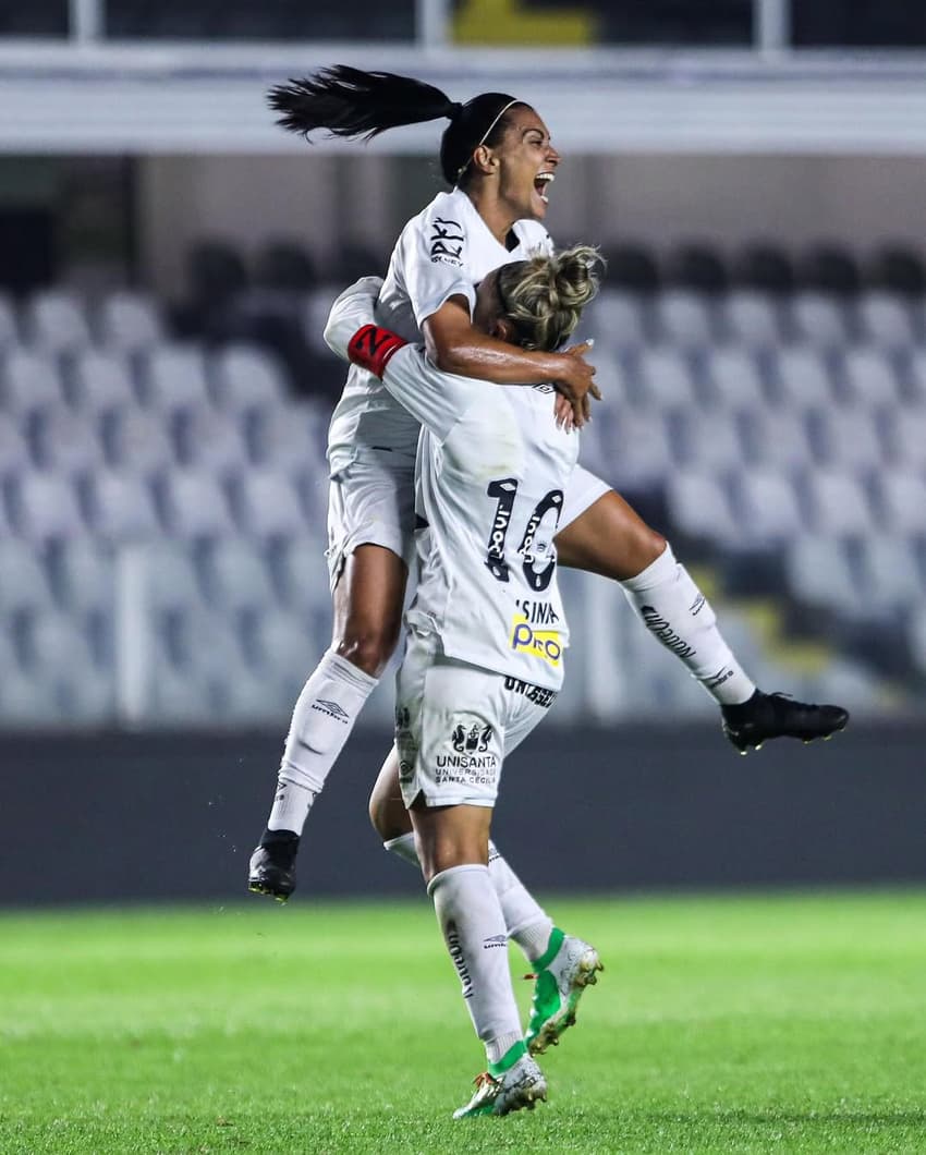 Santistas comemoram gol diante do Botafogo, pela Série A2. (Foto: Reinaldo Campos/Santos FC)