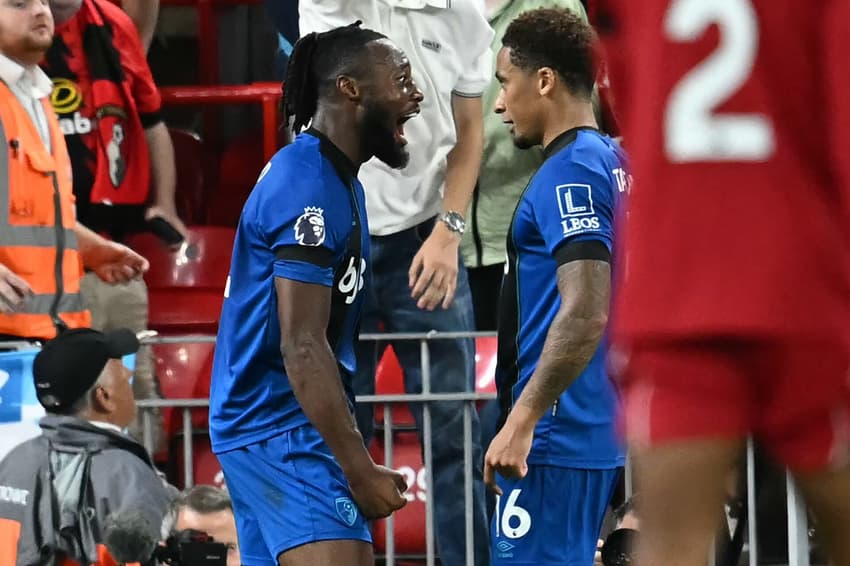 Semenyo, do Bournemouth, comemora seu gol no jogo contra o Liverpool na Premier League
