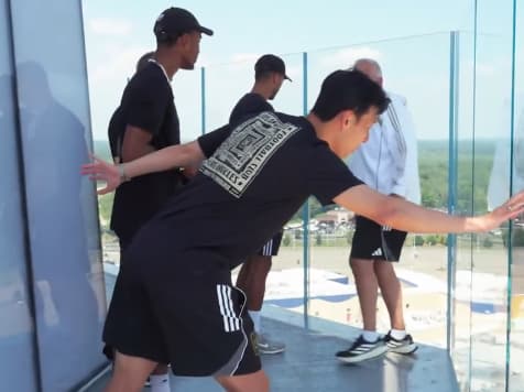 Son Heung-min, do LAFC, com medo de altura em ponto turístico (Foto: Reprodução/LAFC)