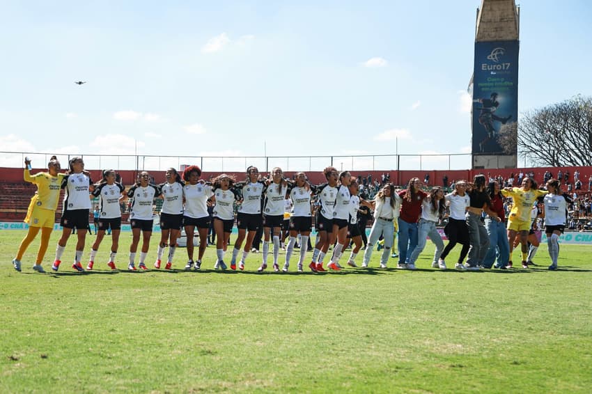 Jogadoras do Corinthians comemoram classificação à final do Brasileirão Feminino. (Foto: Rebeca Reis/ Staff Images Woman/ CBF)