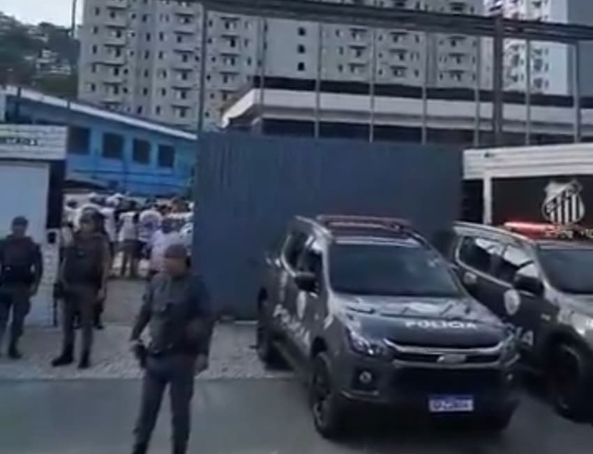Torcida do Santos invade CT em protesto após goleada. (Reprodução)