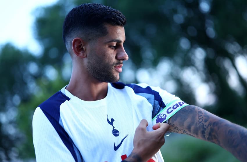 Cuti Romero recebe a braçadeira de capitão do Tottenham (Foto: Reprodução/Tottenham)