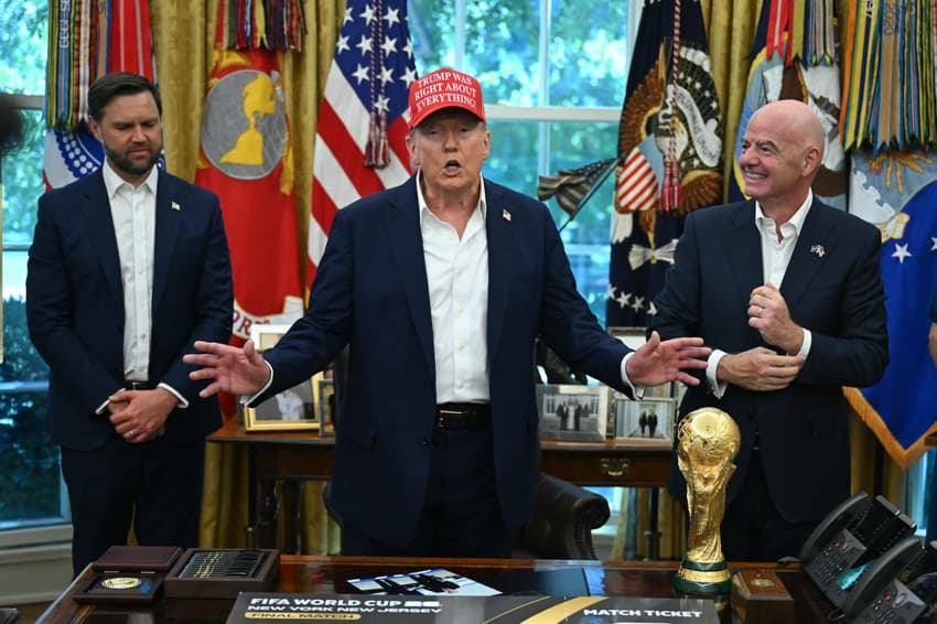 Vance, Trump e Infantino com o troféu da Copa do Mundo