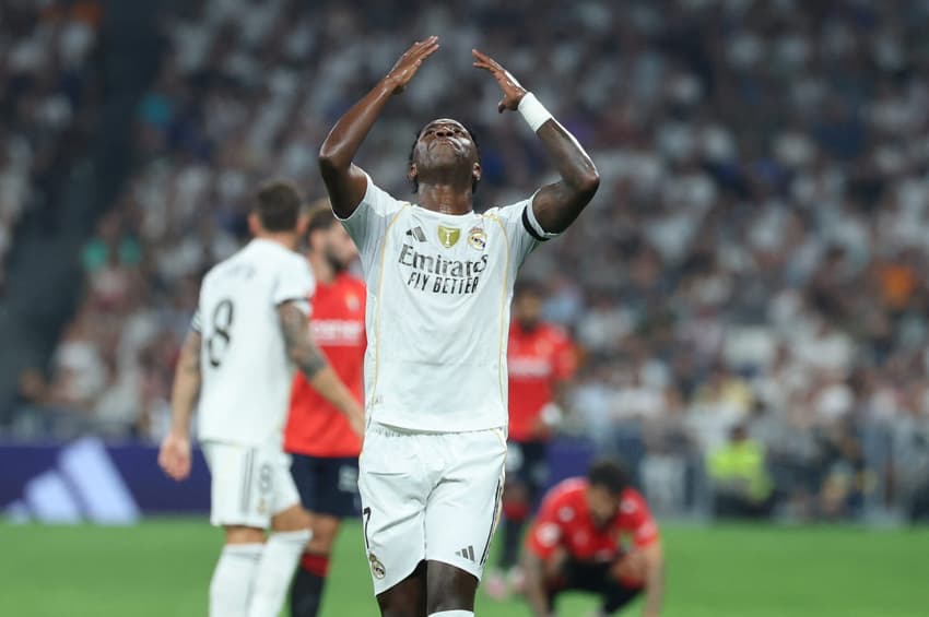 Vinicius Junior em ação na partida do Real Madrid contra o Osasuna, por La Liga (Foto: Thomas COEX / AFP)