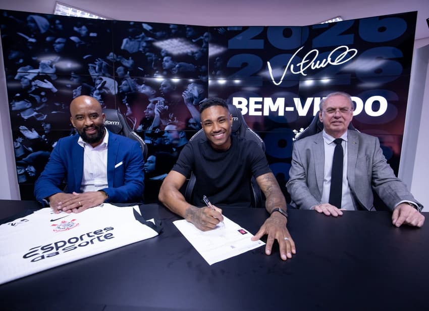 Vitinho assina contrato com o Corinthians (Foto: Rodrigo Coca / Agência Corinthians)