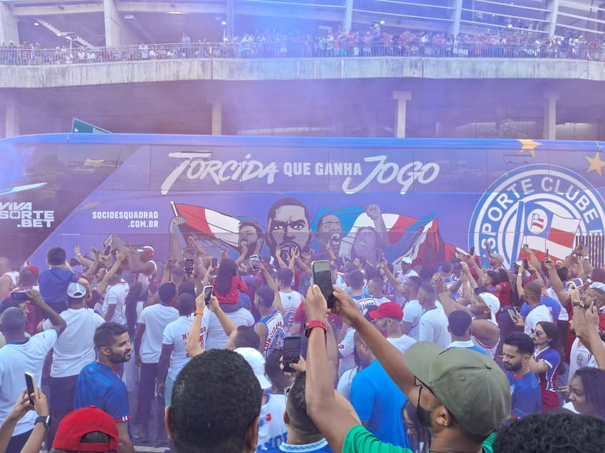 Torcida do Bahia recepciona o ônibus com festa antes da partida contra o Confiança (Foto: Rafael do Carmo / Lance!)