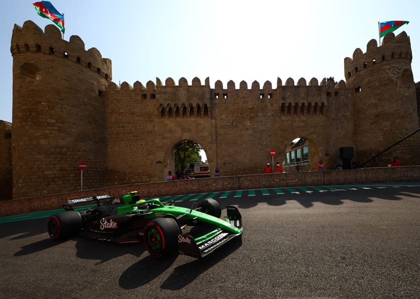 Gabriel Bortoleto no treino livre do GP do Azerbaijão de F1, no Circuito de Baku (Foto: Joe Portlock / Getty Images / Sauber Media Hub)