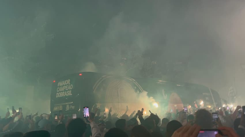 Torcida do Palmeiras faz corredor verde antes de duelo contra o River Plate