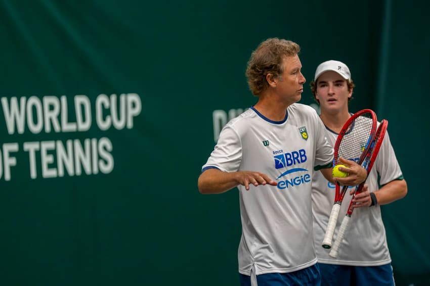 Jaime Oncins e João Fonseca em treino da Copa Davis em 2024 (@ANDREGEMMER_8)