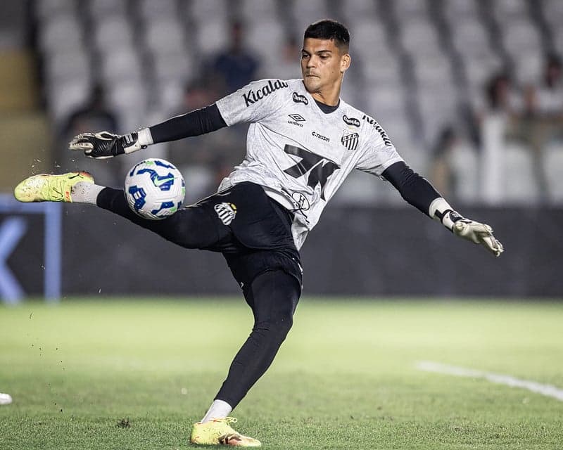 Gabriel Brazão durante aquecimento para o duelo entre o Santos e o Red Bull Bragantino no primeiro turno do Brasileirão. (Foto: Raul Baretta/ Santos FC)