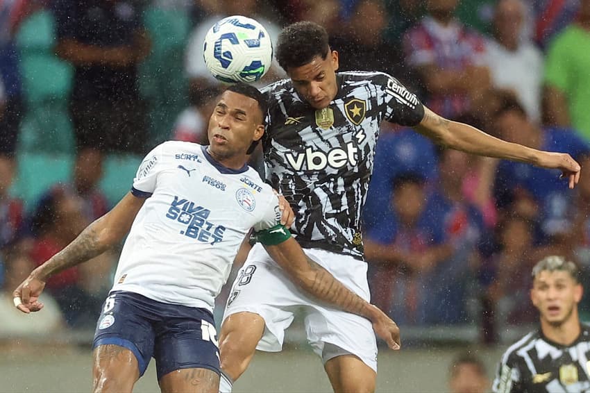 Newton em dividia com Jean Lucas no último jogo entre Botafogo e Bahia (Foto: Vítor Silva/Botafogo)