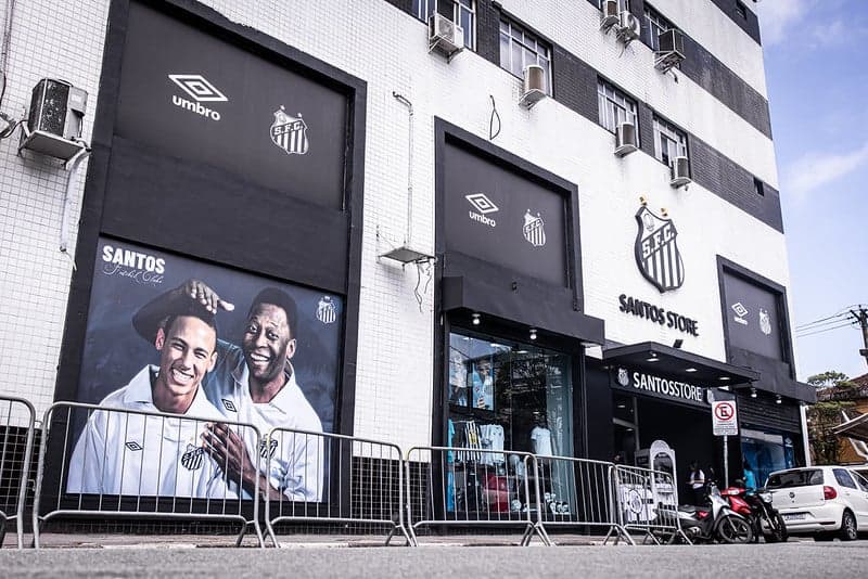 Nova loja da Santos Store destaca foto de Neymar e Pelé na Vila Belmiro. (Foto: Fotos: Raul Baretta/ Santos FC)