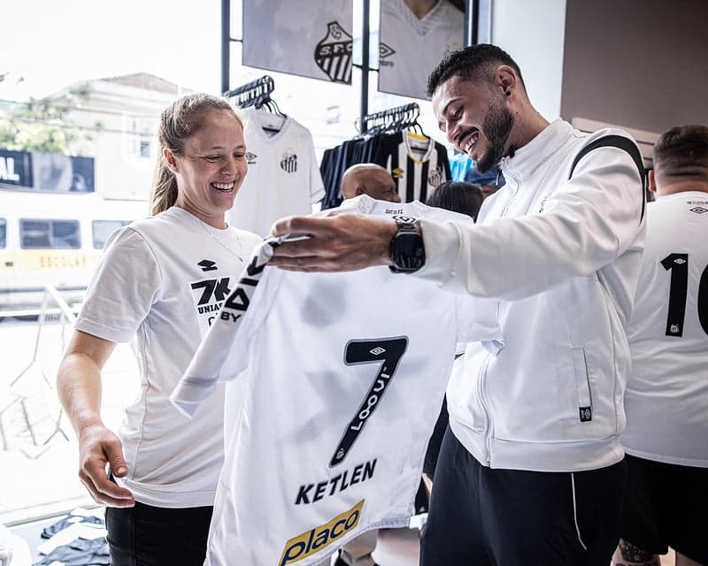 A jogadora das Sereias da Vila Ketlen Wiggers, que está grávida, participou do evento da loja. (Foto: Raul Baretta/ Santos FC)