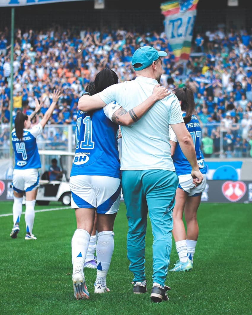 Miriã e Jonas Urias se abraçam após classificação à final do Brasileirão Feminino. (Foto: Gustavo Martins/ Cruzeiro)