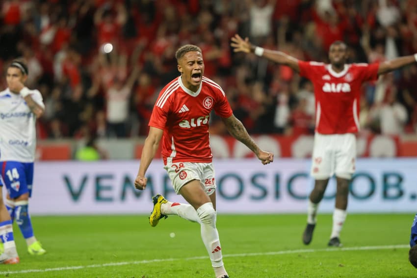 Vitinho comemora o gol da vitória