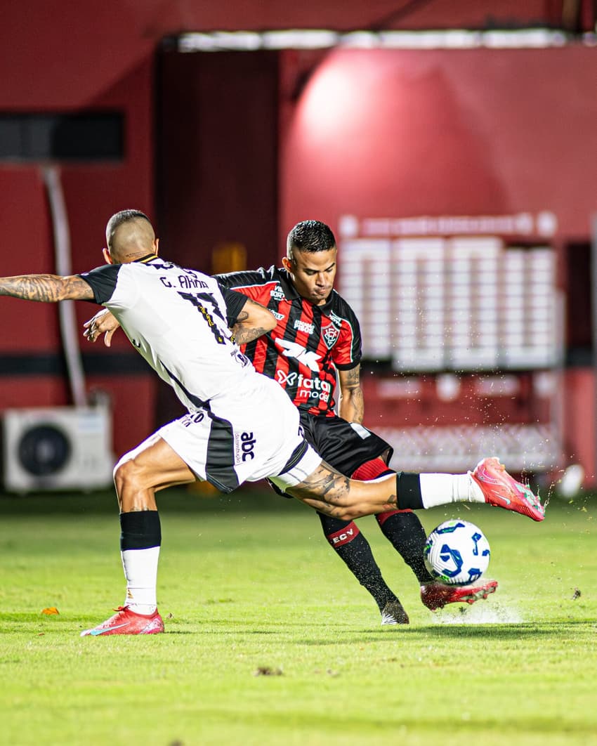 Chapada de Erick que garantiu os três pontos do Vitória contra o Atlético-MG (Foto: Victor Ferreira / EC Vitória)