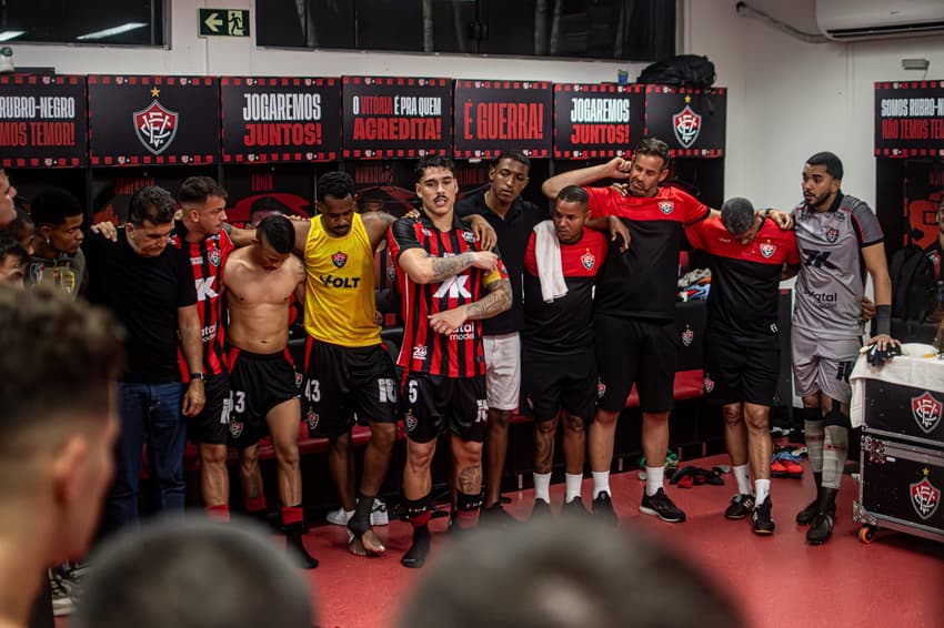 Lucas Halter dicursa no vestiário do Vitória antes da partida contra o Atlético-MG (Foto: Victor Ferreira / EC Vitória)