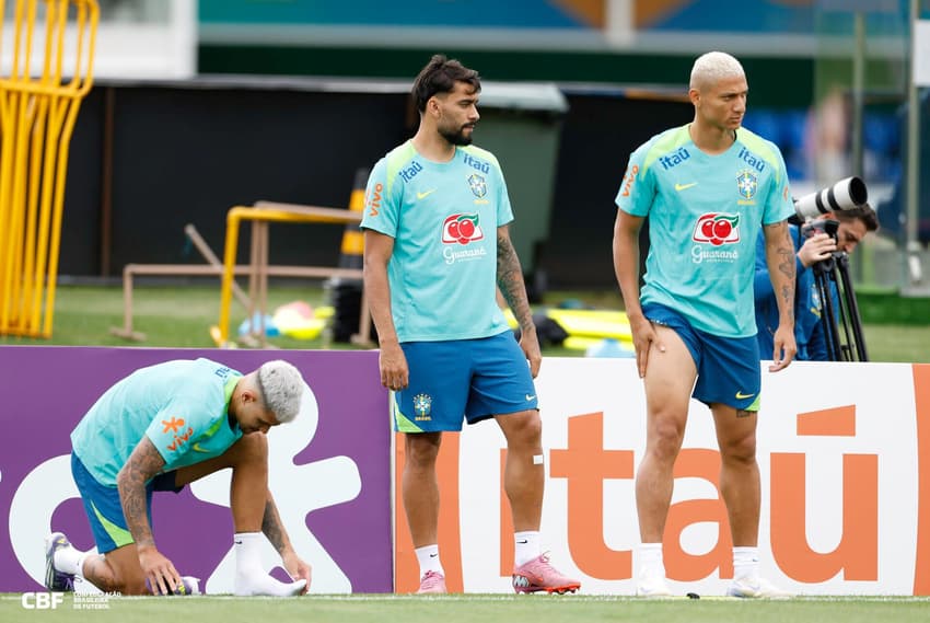 Lucas Paquetá e Richarlison em destaque no treino da Seleção (Foto: Rafael Ribeiro/CBF)