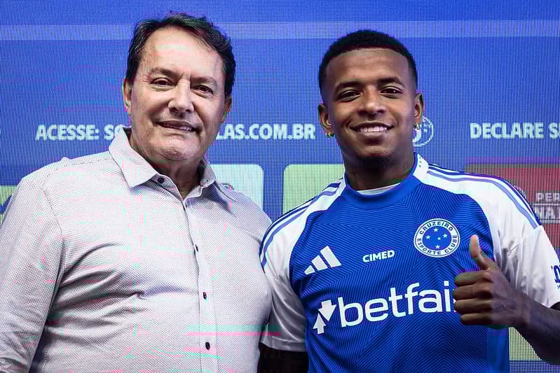 Atacante Keny Arroyo com o dono da SAF do Cruzeiro , Pedro Lourenço (Foto: Divulgação/Cruzeiro)