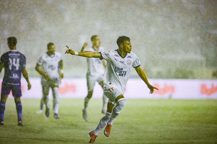 Lucho comemora seu gol contra o Confiança (Foto: Letícia Martins / EC Bahia)