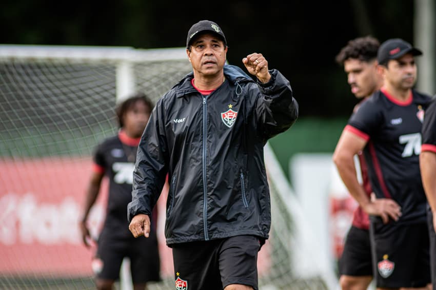 Rodrigo Chagas comanda treino do Vitória (Foto: Victor Ferreira / EC Vitória)