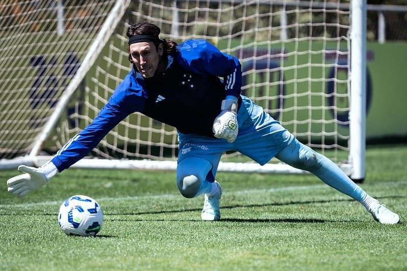 Goleiro Cássio, do Cruzeiro, em treino na Toca da Raposa (Foto: Gustavo Aleixo/Cruzeiro)