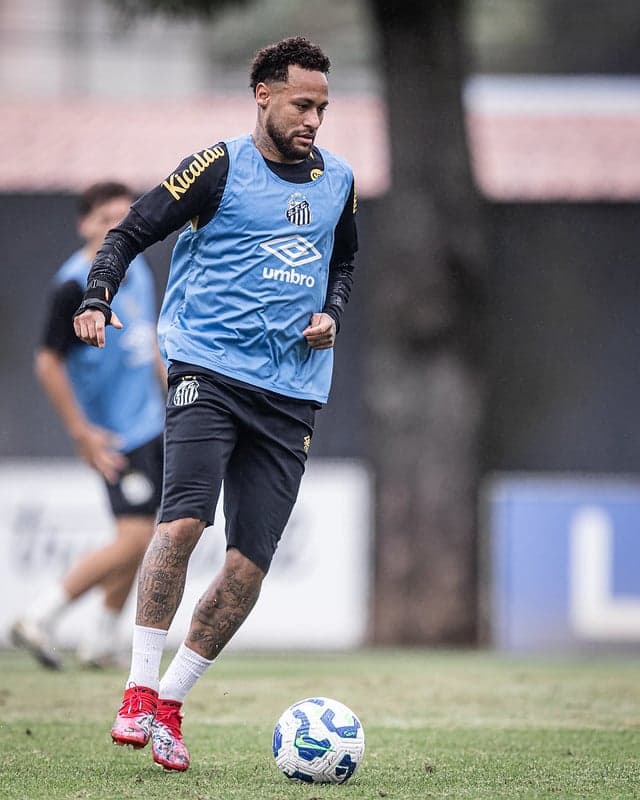 Neymar treina com o elenco do Santos no CT Rei Pelé. (Foto: Raul Baretta/ Santos FC)