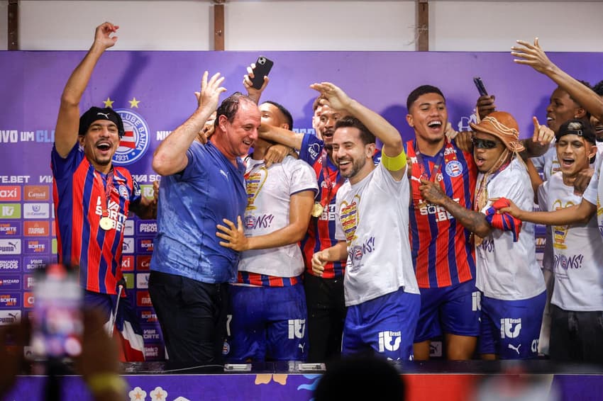 Rogério Ceni comemora título da Copa do Nordeste ao lado dos atletas (Foto: Rafael Rodrigues / EC Bahia)