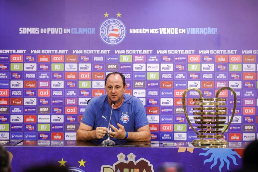 Rogério Ceni em entrevista coletiva ao lado da taça da Copa do Nordeste (Foto: Rafael Rodrigues / EC Bahia)