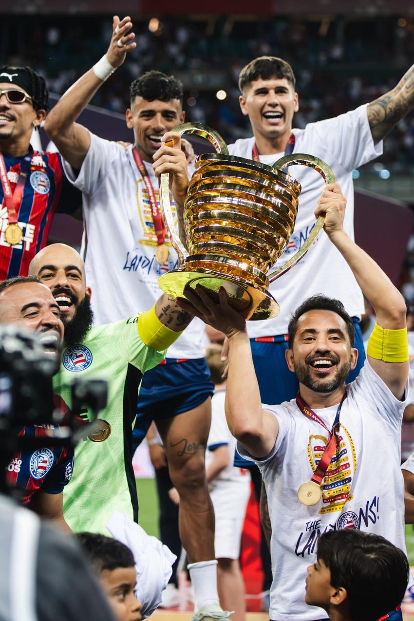 Jogadores do Bahia levantam a taça da Copa do Nordeste (Foto: Letícia Martins / EC Bahia)