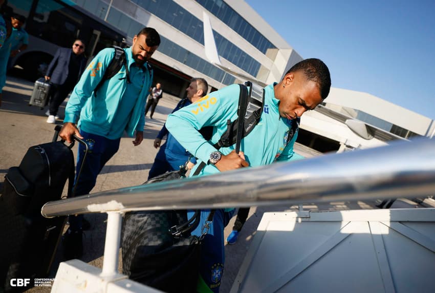 Jean Lucas durante o embarque da Seleção para a Bolívia (Foto: Rafael Ribeiro / CBF)